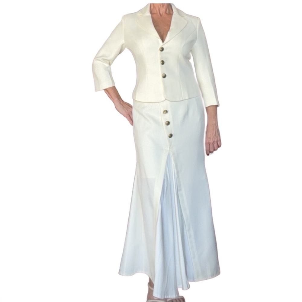Elegant NWT Boutique Brand Noius Cream Skirt Set